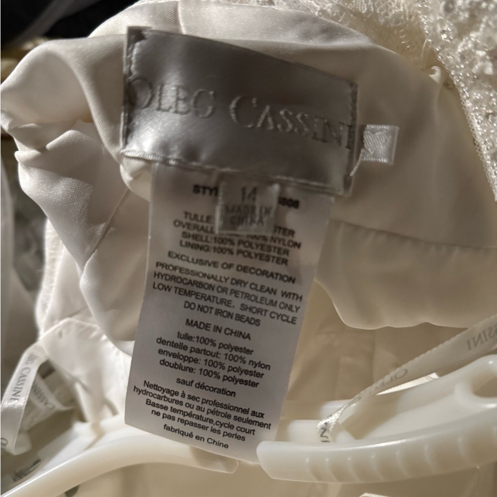 Elegant Off-Shoulder Lace Wedding Dress - Picture 4 of 7